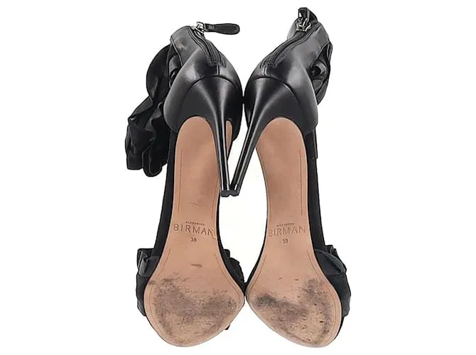 Alexandre Birman Sandalias con adornos de volantes en cuero negro 