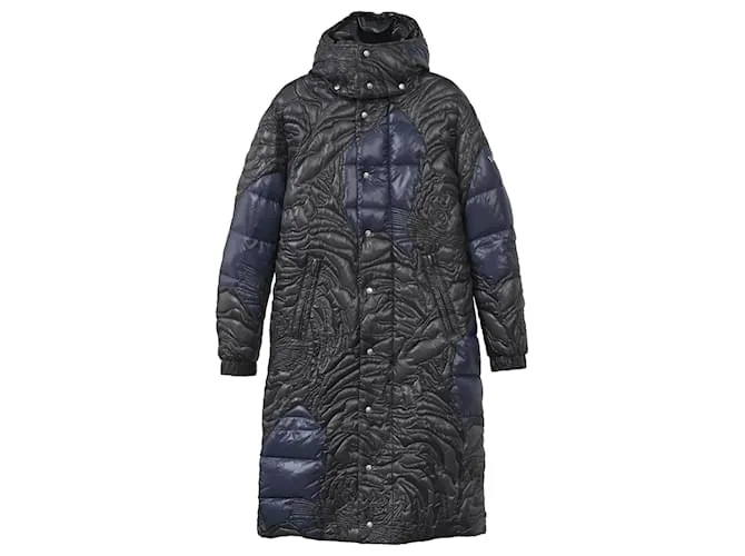 Valentino Garavani Abrigo de plumón acolchado Re-Edition con parte superior bordada de Valentino x Moncler en nailon azul 