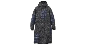 Valentino Garavani Abrigo de plumón acolchado Re-Edition con parte superior bordada de Valentino x Moncler en nailon azul 