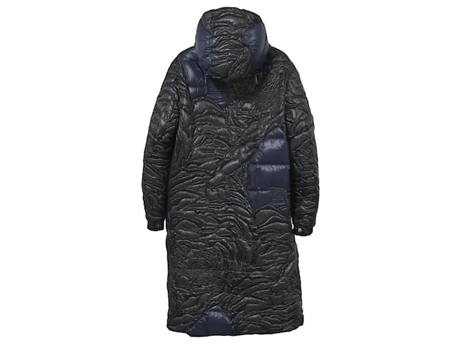 Valentino Garavani Abrigo de plumón acolchado Re-Edition con parte superior bordada de Valentino x Moncler en nailon azul 