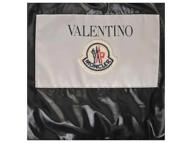 Valentino Garavani Abrigo de plumón acolchado Re-Edition con parte superior bordada de Valentino x Moncler en nailon azul 