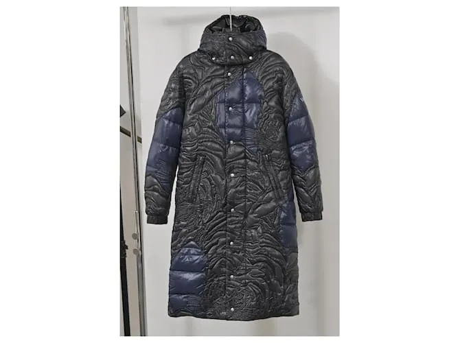 Valentino Garavani Abrigo de plumón acolchado Re-Edition con parte superior bordada de Valentino x Moncler en nailon azul 