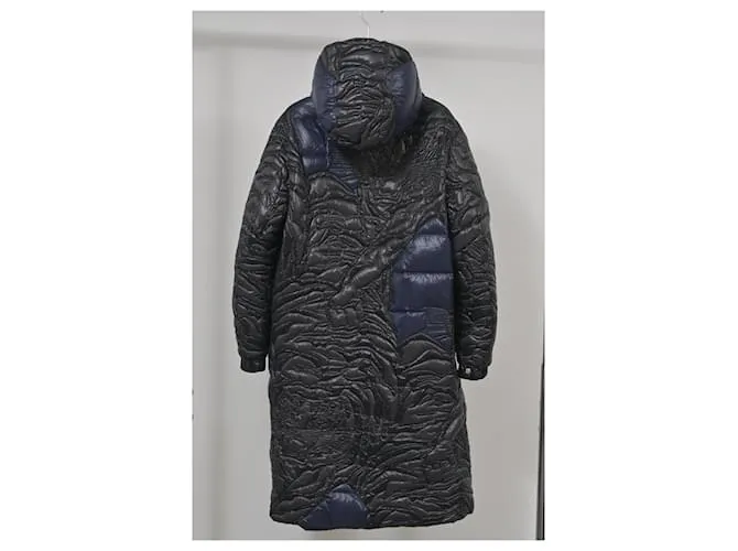 Valentino Garavani Abrigo de plumón acolchado Re-Edition con parte superior bordada de Valentino x Moncler en nailon azul 