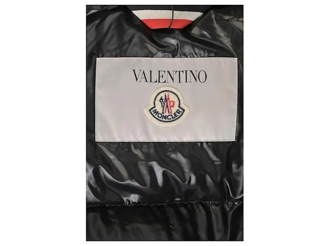 Valentino Garavani Abrigo de plumón acolchado Re-Edition con parte superior bordada de Valentino x Moncler en nailon azul 